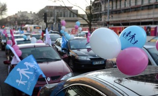 Environ 200 véhicules aux couleurs de la Manif pour tous, ainsi que quelques dizaines de deux-roues -- motos, scooters et vélos -- ont bruyamment manifesté samedi après-midi dans les rues de Bordeaux pour dire "stop à la familiphobie", a constaté l'AFP.