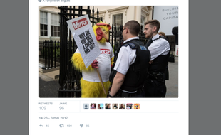La mascotte du Daily Mirror face à des policiers britanniques.