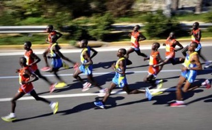 Le Kényan Raymond Bett en 2 h 12 min 40 sec et la Lituanienne Rasa Drazdaukaite en 2 h 31 min 06 ont remporté dimanche le marathon d'Athènes, qui coïncide cette année avec le 2500e anniversaire de la bataille historique.