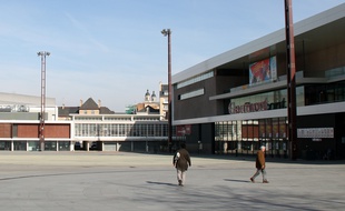 L'esplanade de Gaulle et le cinéma Gaumont, à Rennes.