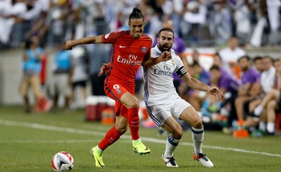 Edinson Cavani à la lutte avec Dani Carvajal lors de PSG-Real Madrid le 27 janvier 2016.