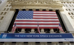 La Bourse de New York évoluait en repli mardi, dans un regain de nervosité générale pour l'Europe après la percée des opposants à l'austérité en Grèce: le Dow Jones reculait de 1,20% et le Nasdaq de 1,54%