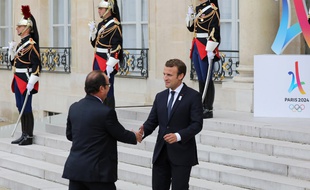François Hollande a été reçu par Emmanuel Macron à l'Elysée pour célébrer l'attribution des JO 2024 à Paris, le 15 septembre 2017.