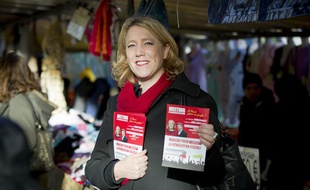 Danielle Simonnet, conseillère de Paris et secrétaire nationale du Parti de Gauche, en tractage sur un marché à Paris, le 20 novembre 2013.