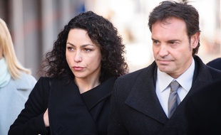 Eva Carneiro et son mari le 7 mars devant le tribunal de Croydon.