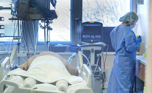 Le personnel médical s'occupe d'un patient à l'unité de soins intensifs COVID-19 de l'hôpital de Bratislava, en Slovaquie, le mardi 23 novembre 2021.