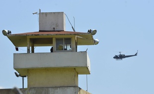 Les autorités mexicaines ont lancé une opération conjointe de la police et de l'armée, avec le soutien de deux hélicoptères, pour reprendre le contrôle de la prison d'Acapulco suite à une mutinerie, le 6 juillet 2017.