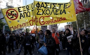 Les écoles deviennent en Grèce un terrain d'opération pour les néonazis du parti Aube dorée, qui y recrutent et y propagent leurs thèses, suscitant inquiétude et mobilisation des responsables éducatifs.