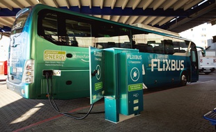 La ligne Paris-Amiens gérée par Flixbus, est en service depuis avril 2018. Elle fait un crochet, en route, par l'aéroport Roissy-Charles-de-Gaulle.