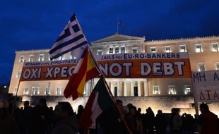 Des grecs manifestent devant le parlement à Athènes en soutien au gouvernement le 16 février 2015