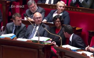 Manuel Valls et Emmanuel Macron sur les bancs de l'Assemblée le 10 mai 2016.