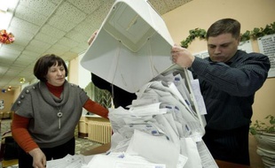 Liasses de bulletins jetées dans l'urne, tournée des bureaux en bus pour voter plusieurs fois, électeurs achetés pour une poignée de roubles: racontées ou filmées puis mises en ligne, les fraudes observées lors des législatives en Russie ont été diverses et variées.