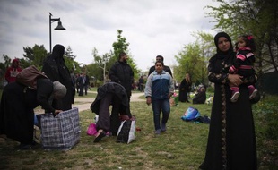 Des réfugiés syriens dans un parc à Saint-Ouen le 21 avril 2014