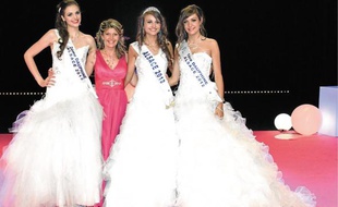 Miss Alsace, ses dauphines et Claudia Frittolini, déléguée Miss France-Alsace.