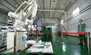 Un employé de l'entreprise Sai Wai Xiang qui produit de la nourriture halal à Qingtongxia (nord de la Chine), le 23 septembre 2015