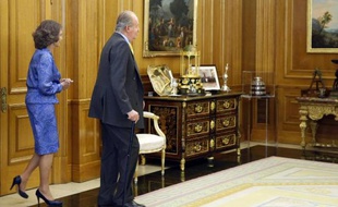 Le roi d'Espagne Juan Carlos et la reine Sofia lors de leur arrivée à un déjeuner au palais de la Zarzuela à Madrid le 17 juin 2014