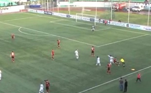 Capture d'écran de l'arbitre de touche qui tape un joueur