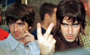 Noel Gallagher (à gauche) et son frère Liam (à droite) du groupe anglais Oasis, aux MTV Music Video Awards le 4 septembre 1996 à New York