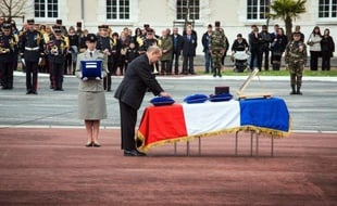 Le ministre de la Défense Jean-Yves Le Drian a souligné samedi "la nécessité de mener à son terme la lutte" au nord-Mali contre le "terrorisme", en présidant un hommage rendu à Angoulême au caporal-chef Alexandre Van Dooren, cinquième soldat français tué au Mali à l'âge de 23 ans.