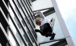 Alain Robert, le Spiderman français" escalade à mains nues la tour Engie du quartier d'affaires de la Défense près de Paris, le 23 septembre 2015