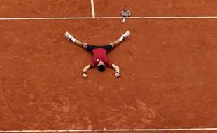 Novak Djokovic s'écroule dans un coeur dessiné sur le Central de Roland-Garros le 5 juin 2016.