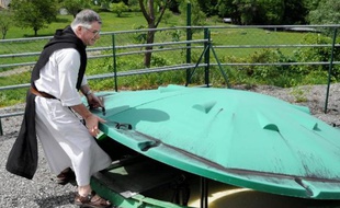 Frère Nathanaël, moine, ouvre une cuve de lactosérum, le 26 mai 2008 à Plancherine dans l'atelier de méthanisation de l'abbaye de Tamié