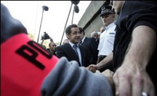 En dénonçant la "démission" de la justice face à la délinquance juvénile, Nicolas Sarkozy a pris un risque politique qui l'entraîne au coeur d'une tourmente à sept mois de l'élection présidentielle.
