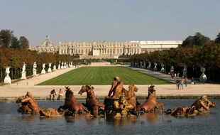 Le château de Versailles avec, au premier plan, le bassin d'Apollon.
