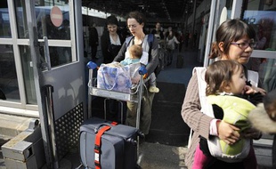Des Français vivant au Japon rapatriés à la suite de la catastrophe naturelle puis nucléaire au Japon, à leur arrivée à l'aéroport de Roissy, au nord de la capitale, le 16 mars 2011.