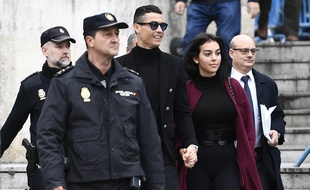 Ronaldo au bras de sa compagne à la sortie du tribunal de Madrid.