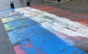 Le passage arc-en-ciel a été repeint en bleu-blanc-rouge