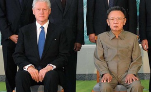 L'ancien président américain, Bill Clinton, et le leader nord-coréen Kim Jong-Il le 4 août 2009 à Pyongyang.