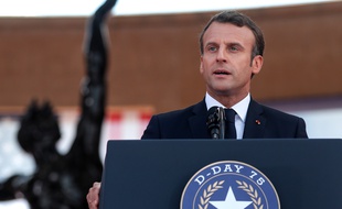 Emmanuel Macron au cimetière de Colleville-sur-Mer.