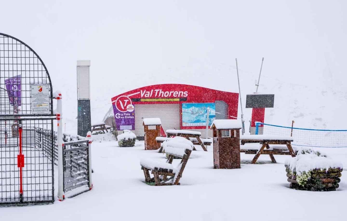 La station de Val Thorens, située dans les Alpes, à 2.300 m d'altitude, recouverte de neige ce 28 août 2023