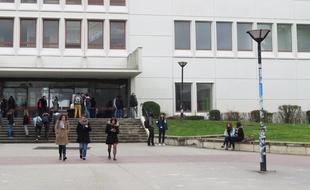 A Nantes, le 24/03/2015- Illustration etudiants a l universite, campus du Tertre, devant la fac de lettres
