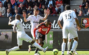 L'attaquant rennais Giovanni Sio pris dans la tenaille guingampaise, lors du derby de la saison dernière au Roazhon Park.