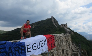 Quand Cédric Schramm se rend sur la grande muraille de Chine, c'est avec son drapeau Sarreguemines, évidemment.
