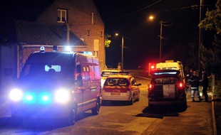 Les secours devant une maison de Walincourt-Sevigny où deux enfants ont été tués et un autre gravement blessé le 30 mai 2015