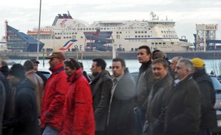 Les élus du CE de la compagnie de ferries SeaFrance ont voté lundi à Paris contre le plan social proposé par la SNCF, maison-mère de la compagnie, ce qui va déclencher les procédures de licenciement.