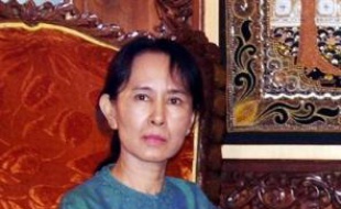 L'opposante détenue en Birmanie, Aung San Suu Kyi, a indiqué lundi que le secrétaire général de l'ONU Ban Ki-moon ne devrait venir dans ce pays gouverné par une junte que si elle-même et tous les autres prisonniers politiques étaient libérés, selon son parti.