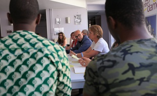 Le président du Département du Bas-Rhin Frédéric Bierry (au centre), et des jeunes migrants au Foyer Notre Dame à Strasbourg le 31 mai 2017.