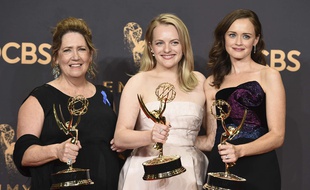 Les actrices de la série «La Servante écarlate» («The Handmaid's Tale»), Ann Dowd, Elizabeth Moss et Alexis Bledel lors des Emmy Awards, le 17 septembre 2017.