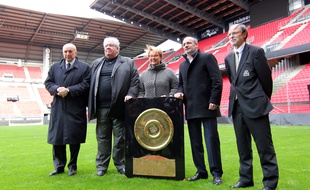 Présentation du bouclier de Brennus, le 11 janvier 2016 au Roazhon Park à Rennes. De gauche à droite. René Ruello, Paul Goze, Nathalie Appéré, Thomas Savare et Jean-Paul Canaud.