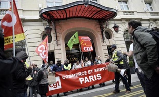 Des manifestants de la CGT devant l'hôtel Royal Monceau à Paris, le 21 octobre 2014