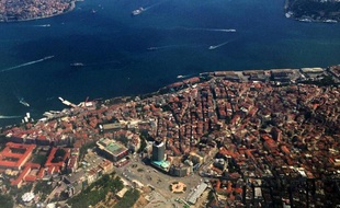 Epargné de longue date par les séismes qui frappent régulièrement la Turquie, un petit segment de faille situé aux portes d'Istanbul, sous la mer de Marmara, expose la mégalopole turque à un tremblement de terre potentiellement dévastateur.
