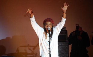 L'ex-tennisman Yannick Noah chante sur la Place de la Bastille à Paris le 6 mai 2012, après l'annonce de la victoire de François Hollande au second tour de l'élection présidentielle