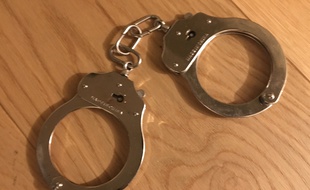 Un homme de 27 ans a été condamné à 15 mois de prison ferme pour avoir porté la main sur sa grand-mère (Illustration).
