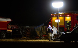 Les secours interviennent sur l'autoroute A7 où un véhicule a pris feu. Cinq enfants ont perdu la vie et quatre personnes ont été grièvement blessées à hauteur d'Albon, dans la Drôme.
