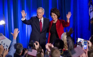 Le sénateur républicain Mitch McConnell, avec son épouse, salue ses supporters après sa réélection, le 4 novembre 2014 à Louisville, dans le Kentucky