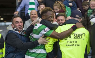 Dembélé partage sa joie avec les fans du Celtic, le 23 octobre 2016.